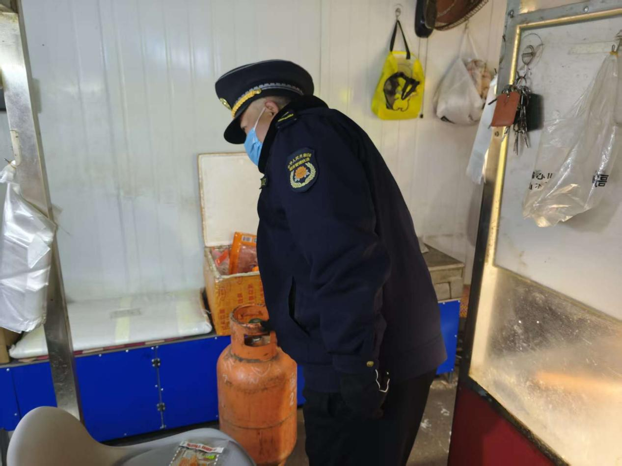 区城市管理局严把春节前餐饮服务 行业用气安全关