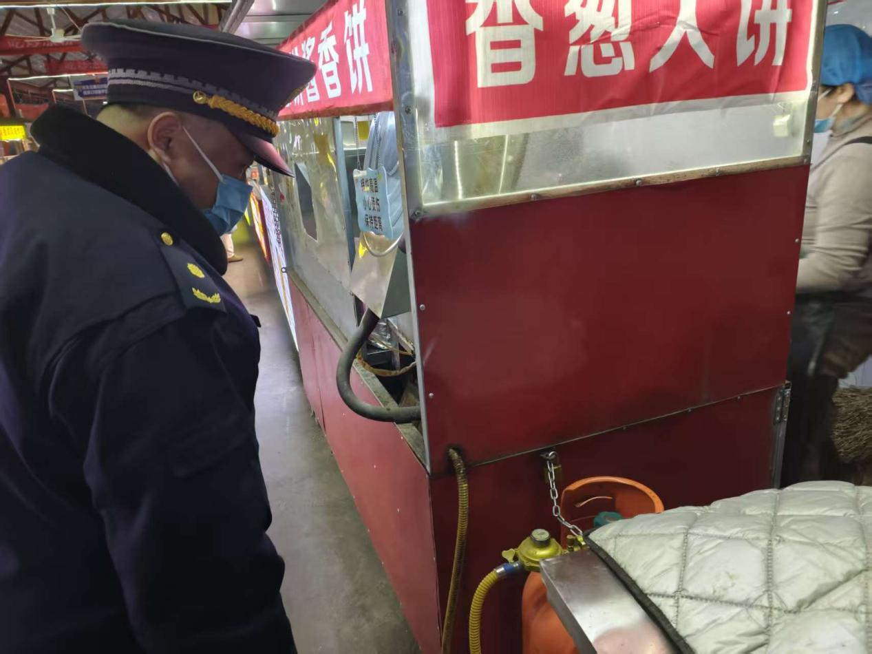 区城市管理局严把春节前餐饮服务 行业用气安全关