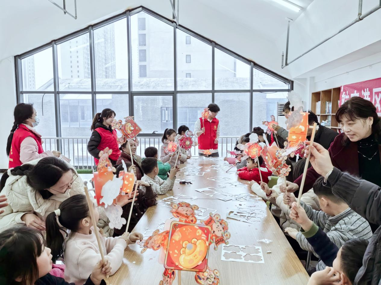 龙王办事处:花灯初点亮,童心恰相逢 龙王办事处:花灯初点亮,童心恰相逢