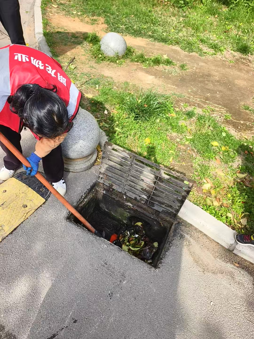 龙王办事处：清掏雨水篦子 保障排水畅通