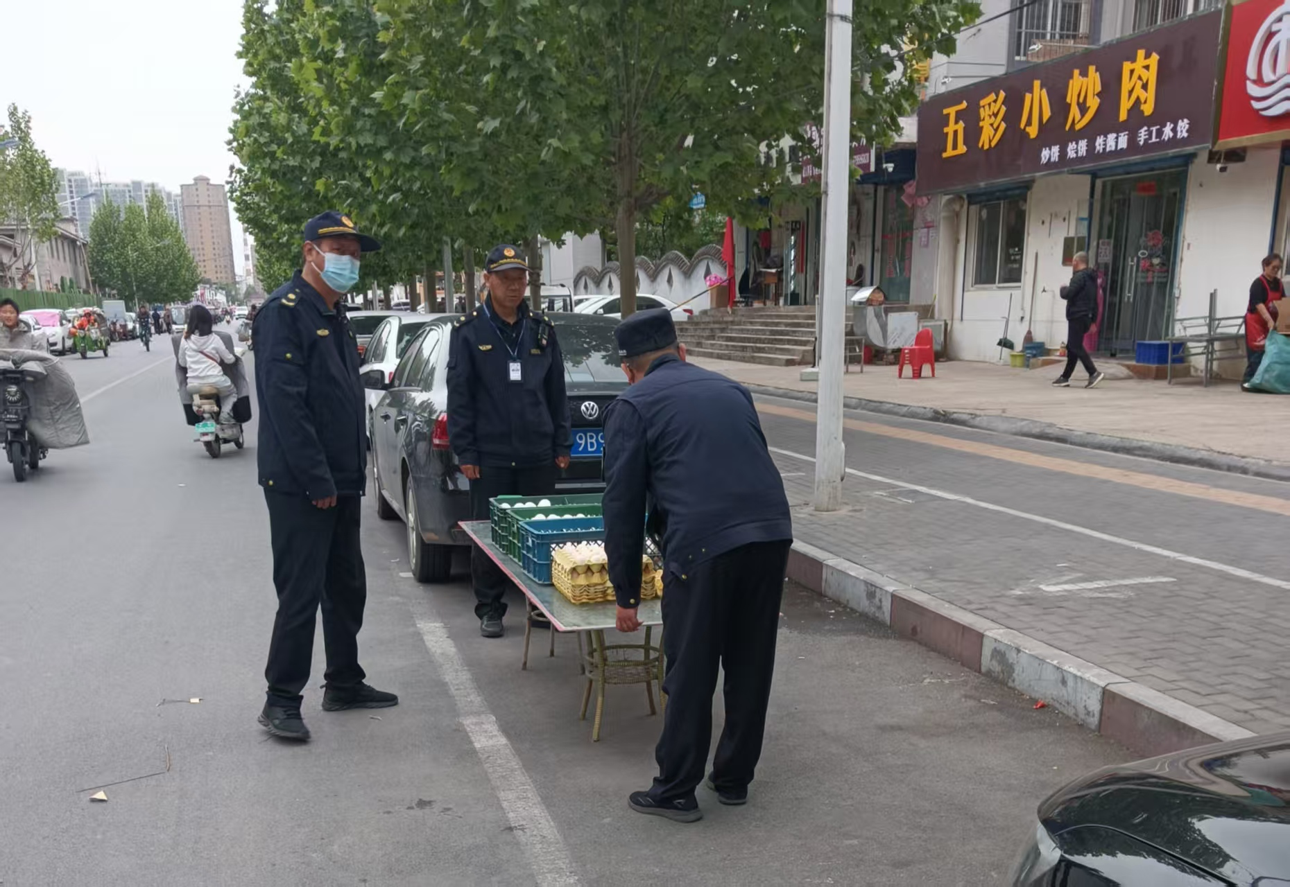 区城市管理局多措并举规范停车秩序保障道路安全传动畅通