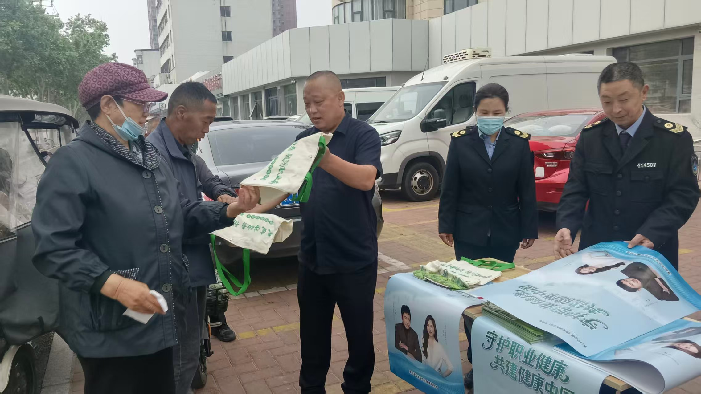 华龙区卫健系统扎实开展《职业病防治法》 宣传周“五进”活动