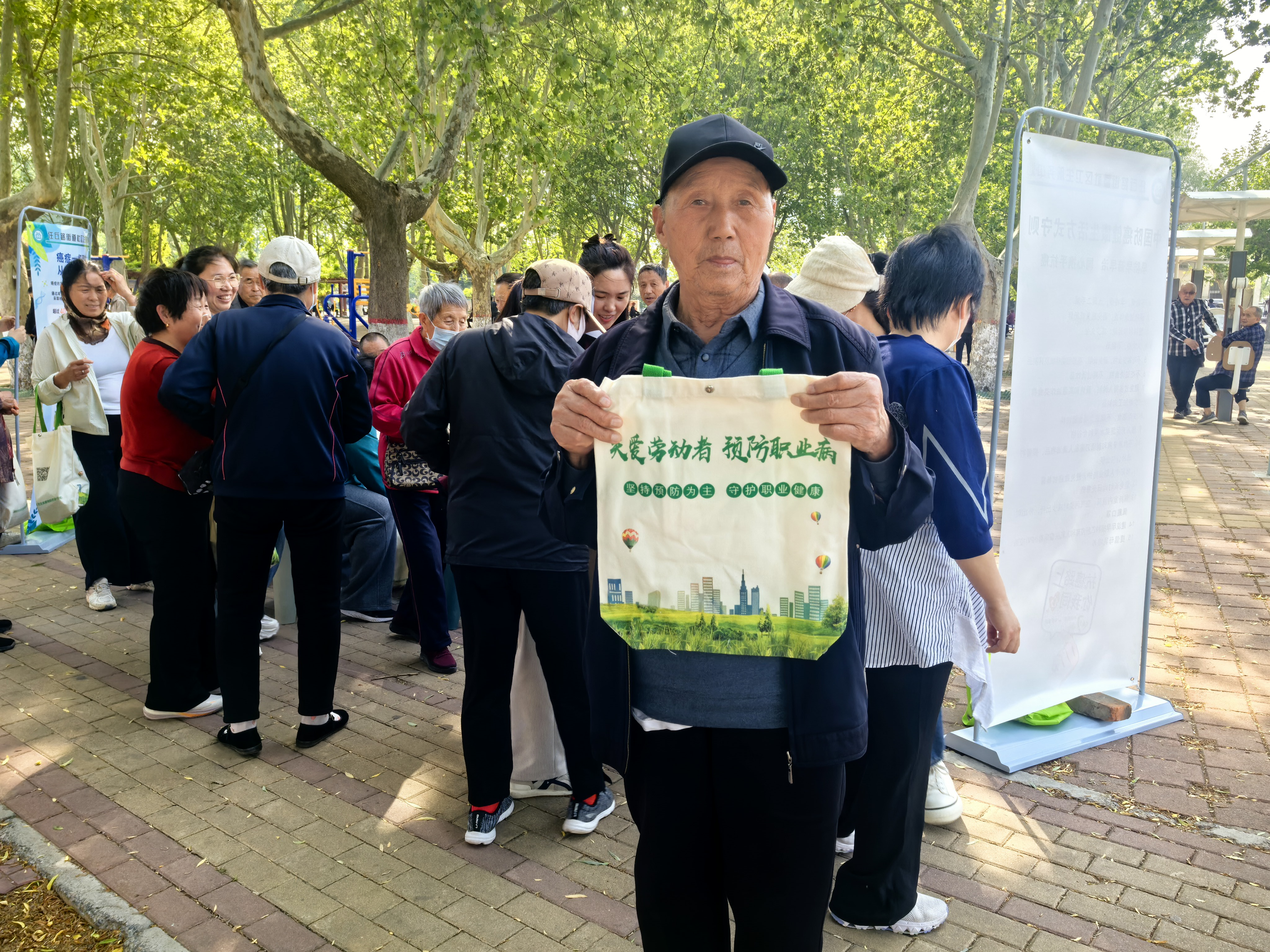 华龙区卫健系统扎实开展《职业病防治法》 宣传周“五进”活动