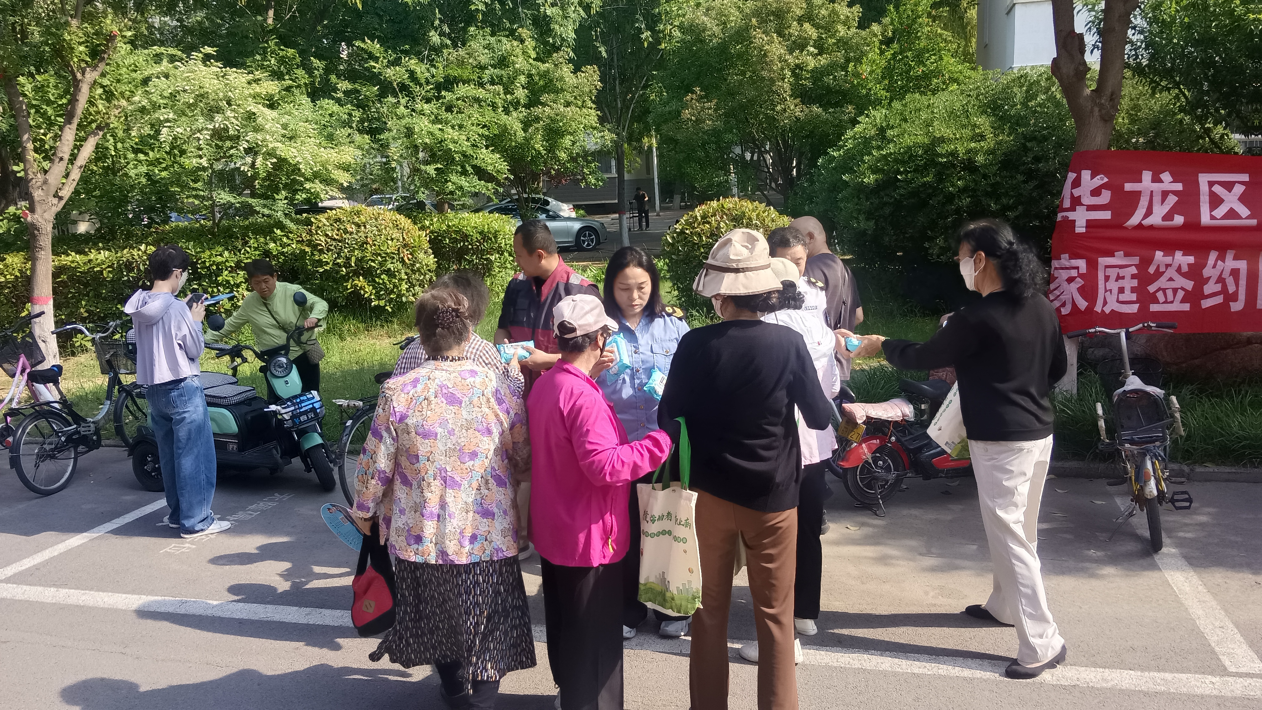 华龙区开展职业健康知识进社区巡讲暨义诊宣传活动