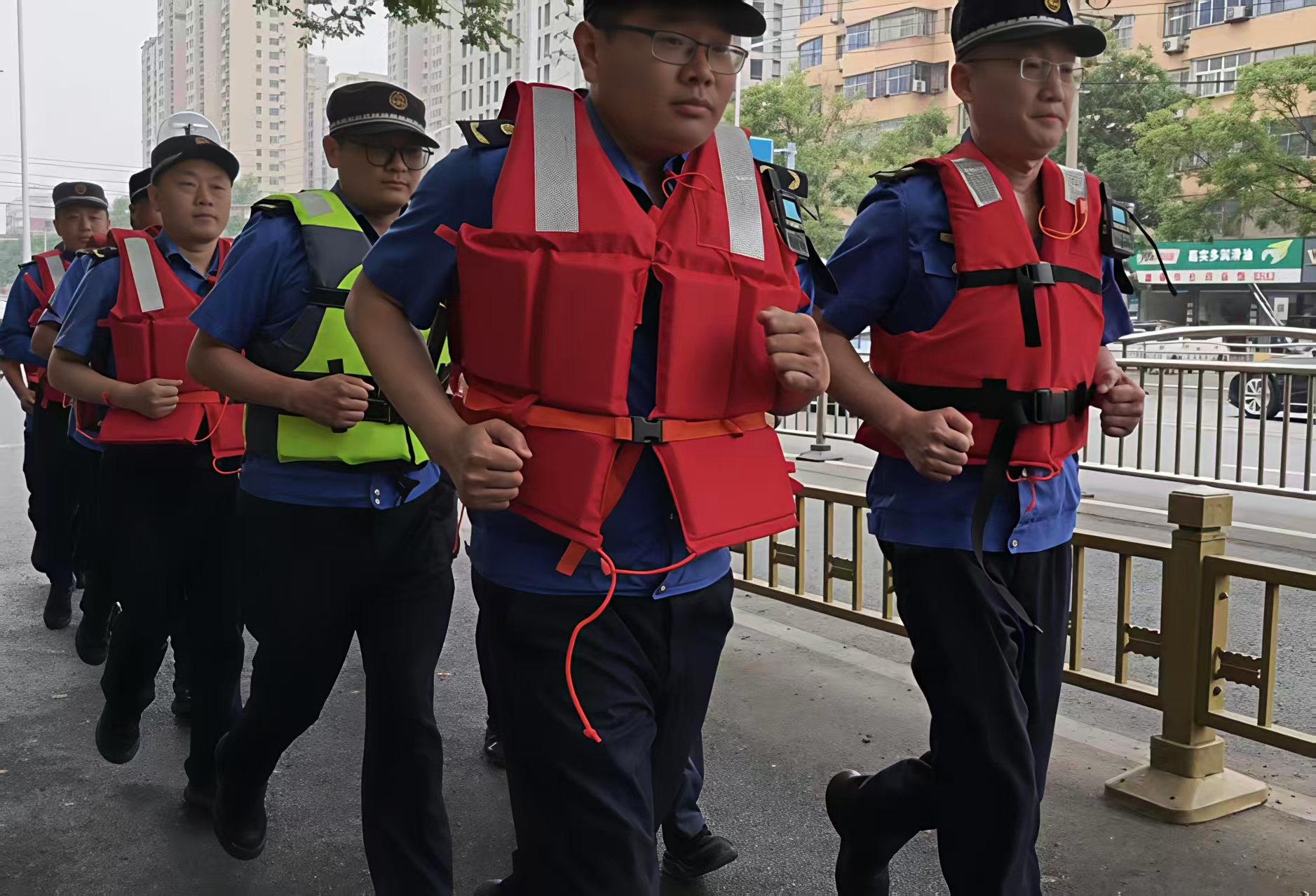 区城市管理局以练促防积极参与城市防汛应急演练