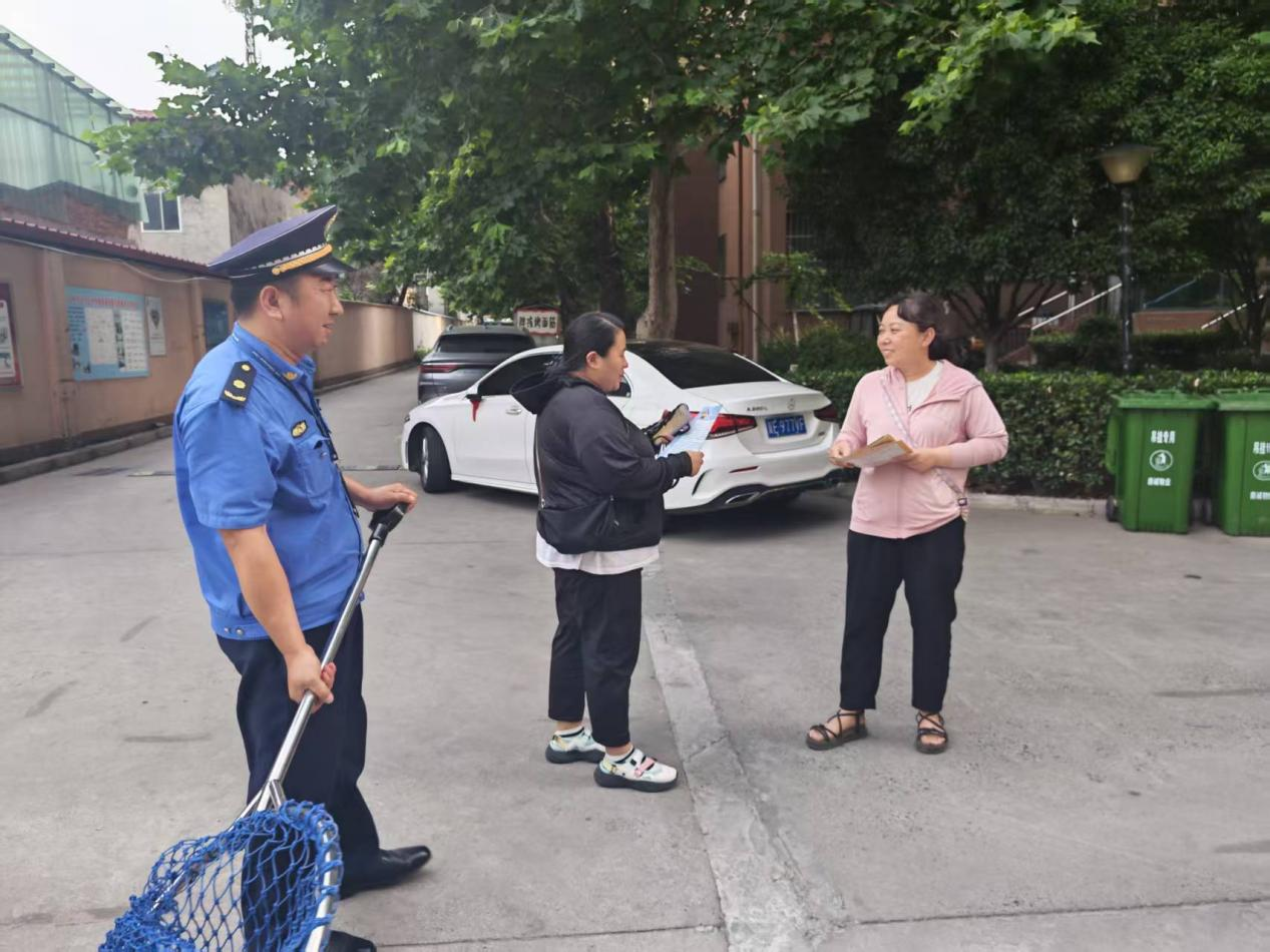 区城市管理局“城管进社区”推动文明养犬