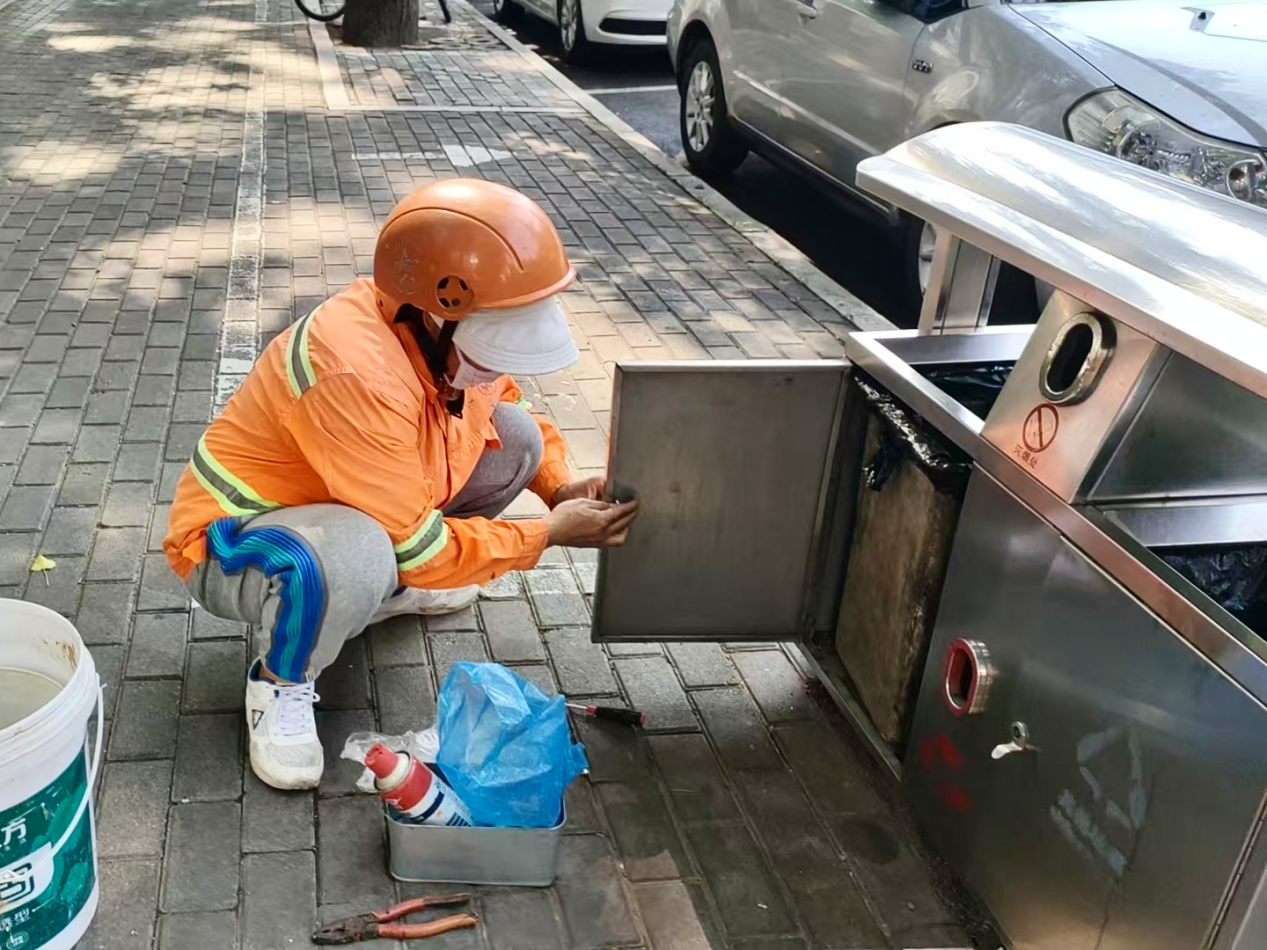 区环境卫生事务中心精管细护果皮箱 擦亮城市文明小窗口