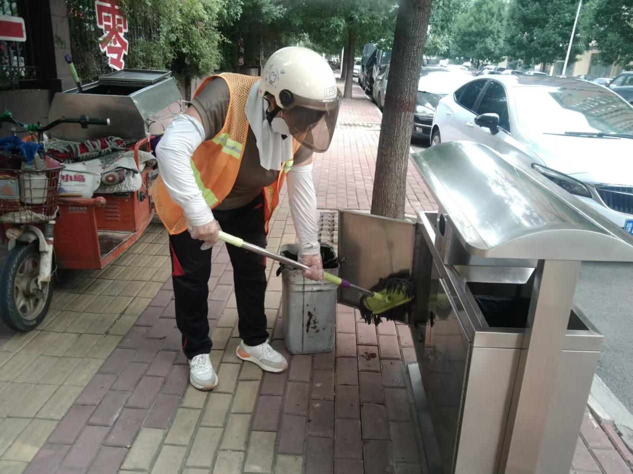 区环境卫生事务中心精管细护果皮箱 擦亮城市文明小窗口