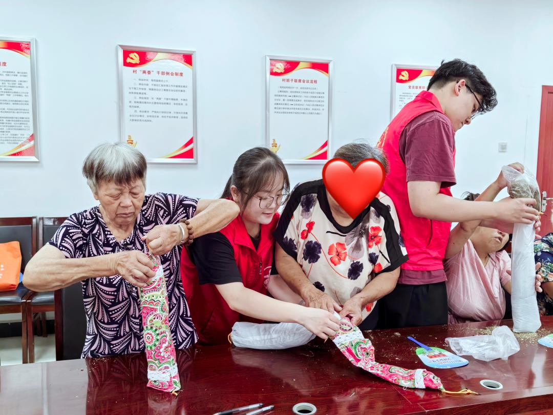 龙王办事处:巧手制颈枕,舒心伴入眠 龙王办事处:巧手制颈枕,舒心伴入眠