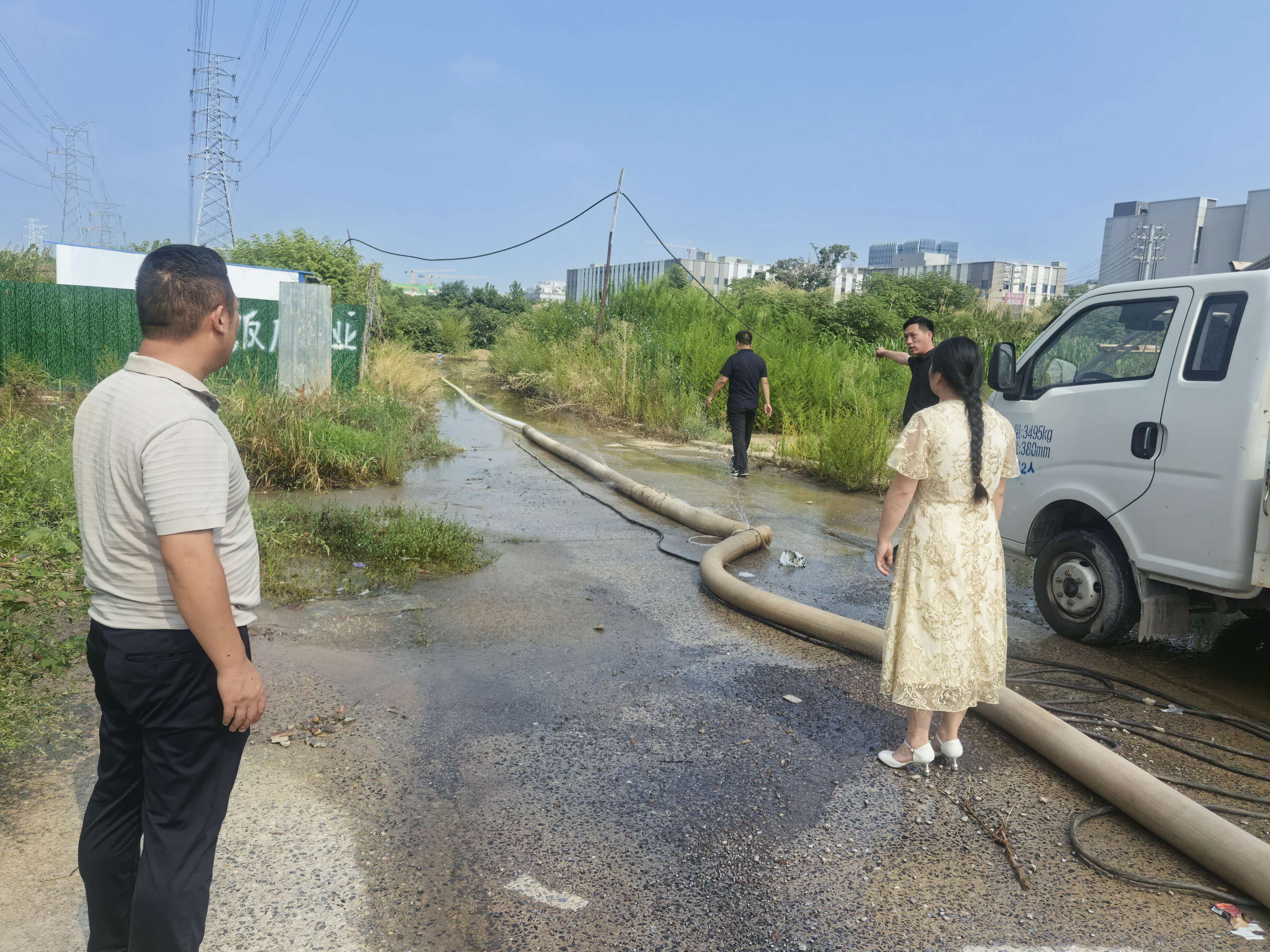 龙王办事处实地查看农田积水快速部署 排涝整治工作 龙王办事处实地查看农田积水快速部署 排涝整治工作