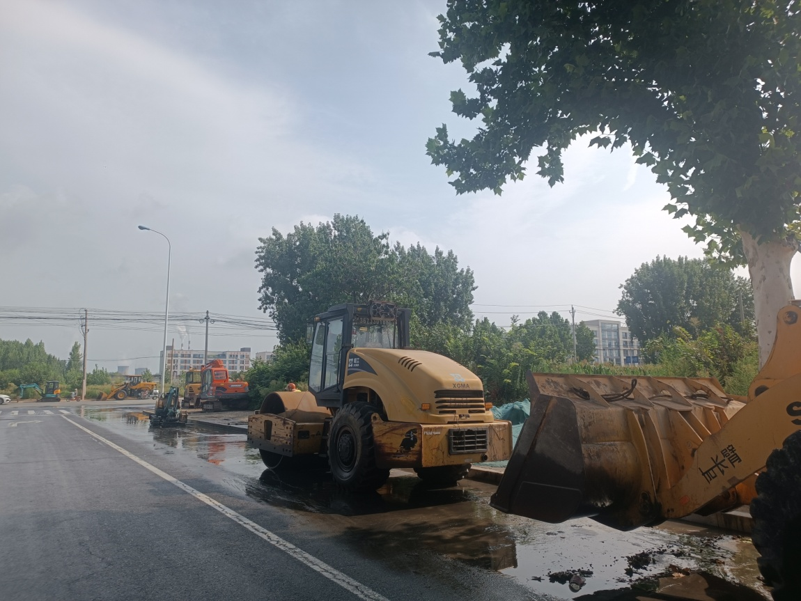 区环境卫生事务中心雨后清淤保畅擦亮城区颜值 区环境卫生事务中心雨后清淤保畅擦亮城区颜值