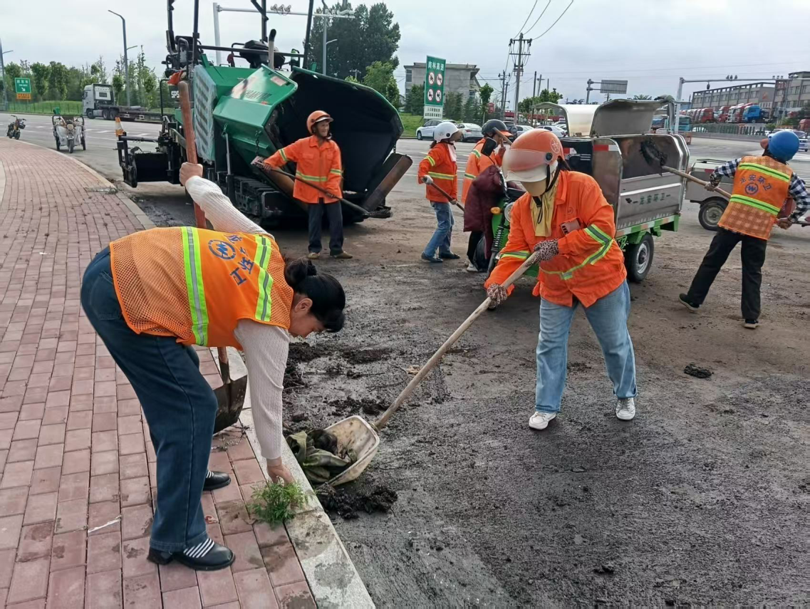 区环境卫生事务中心雨后清淤保畅擦亮城区颜值 区环境卫生事务中心雨后清淤保畅擦亮城区颜值