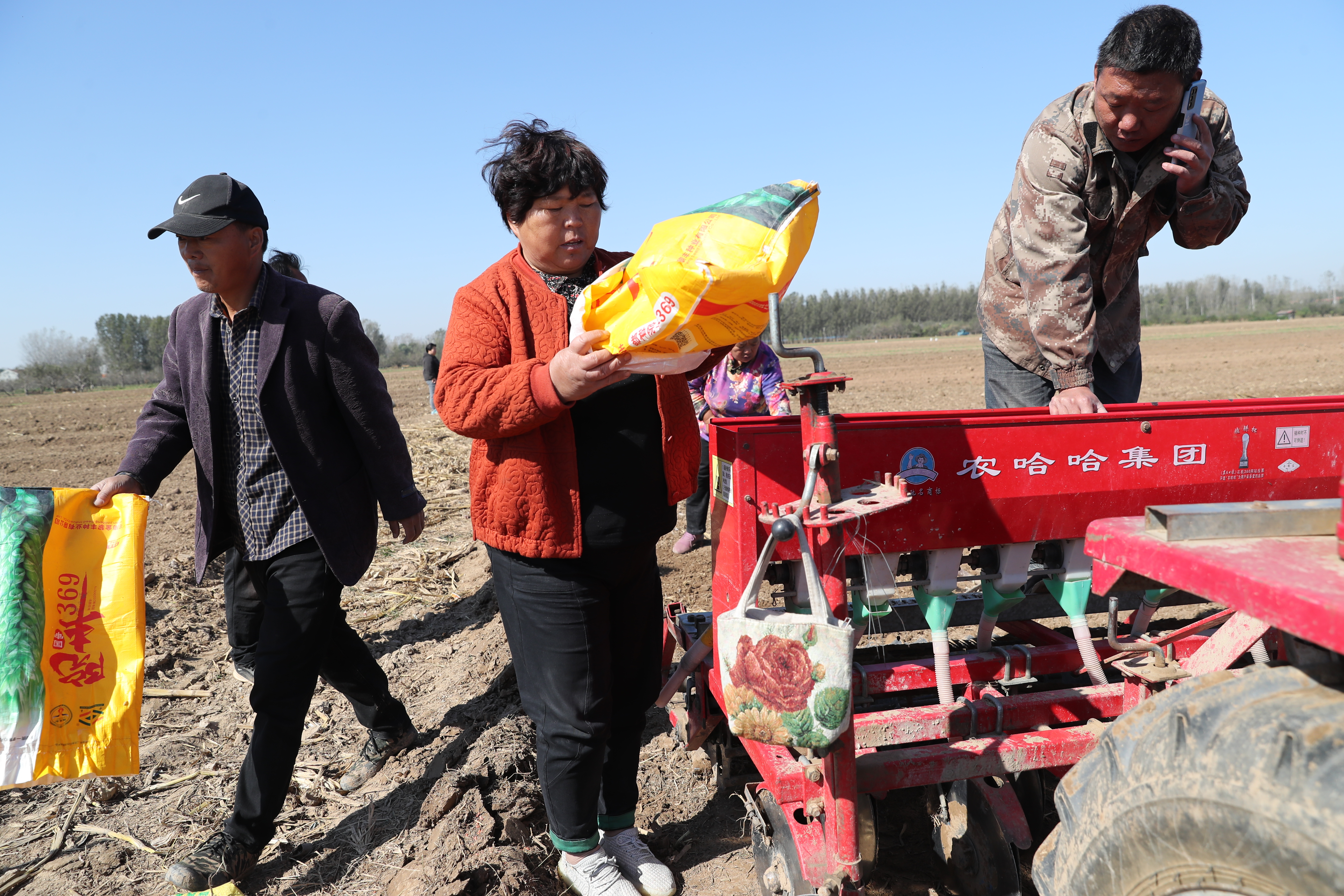 03、2023年10月20日，河南原阳李庄农民开始播种小麦.jpg