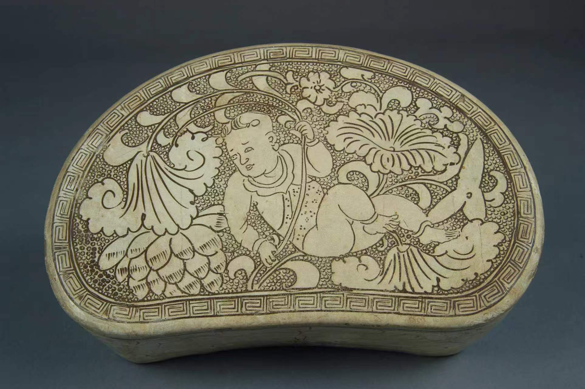 93443693303326 开封市博物馆 宋 珍珠地娃娃卧莲瓷枕(钟珊拍摄).jpg