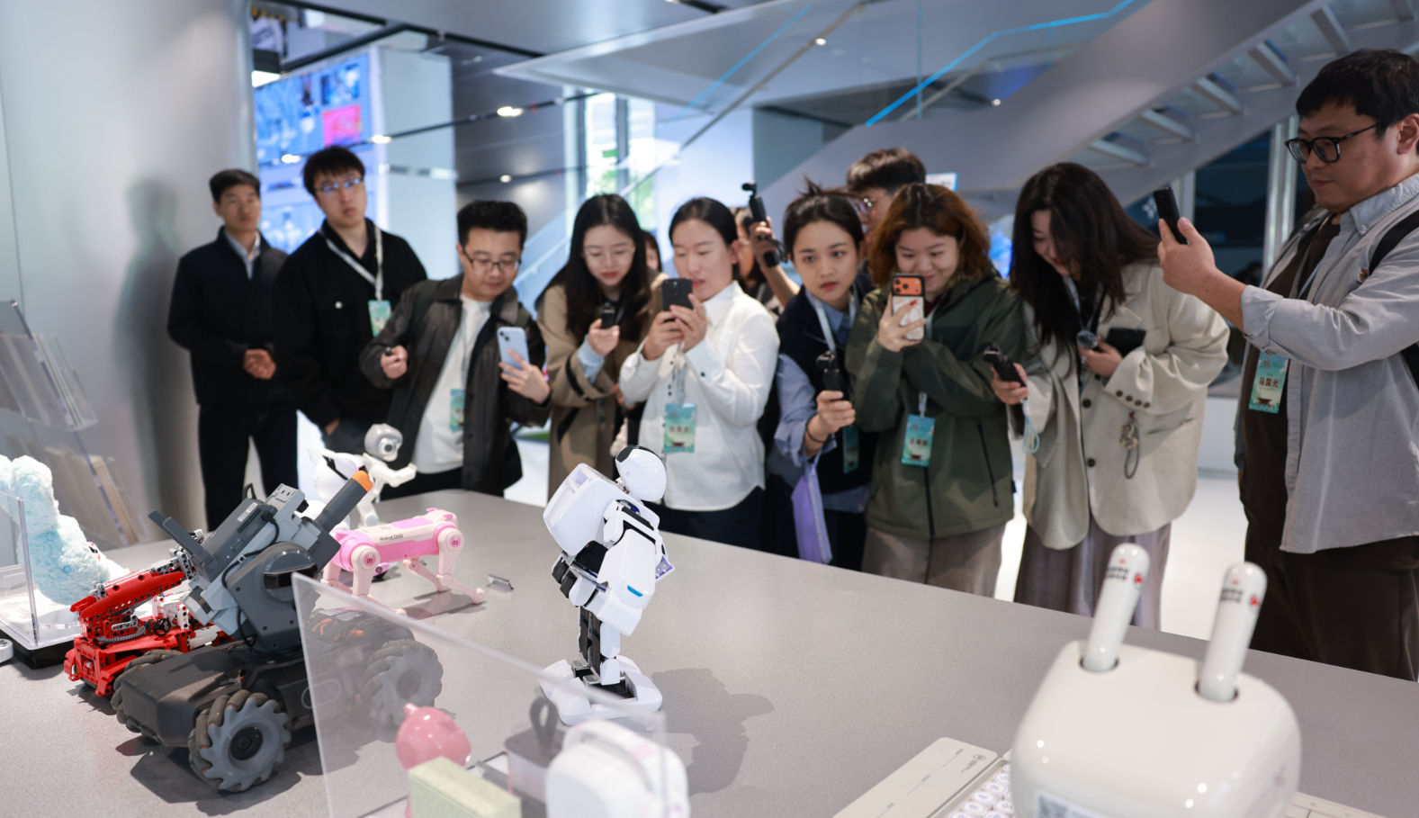 机器人也有4S店和训练场？别眨眼！国传记者带你打卡郑州科技新地标