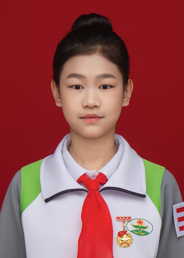 745853722925629 15-李梓萌-证件照.jpg