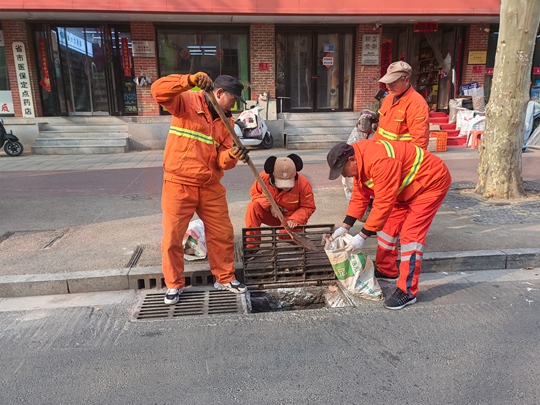 郑州经八路街道开展雨水井清掏作业 保障城市排水畅通