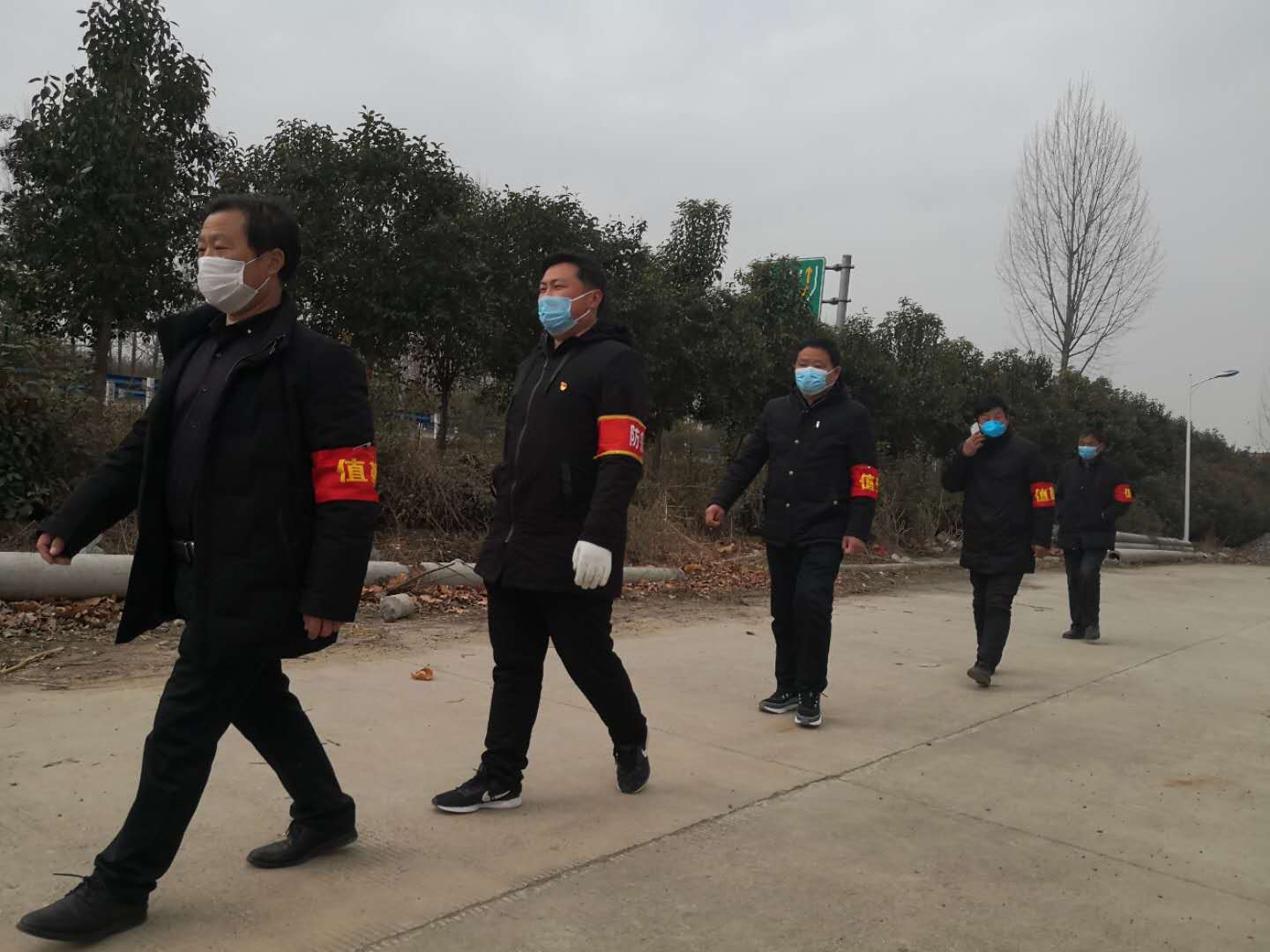 组织带领党员突击队巡逻
