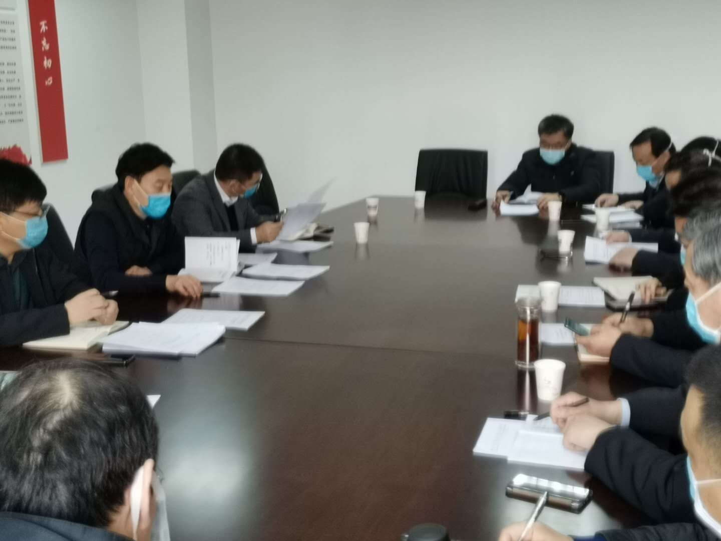 董薇同志和大家在一起分析疫情布置保障方案