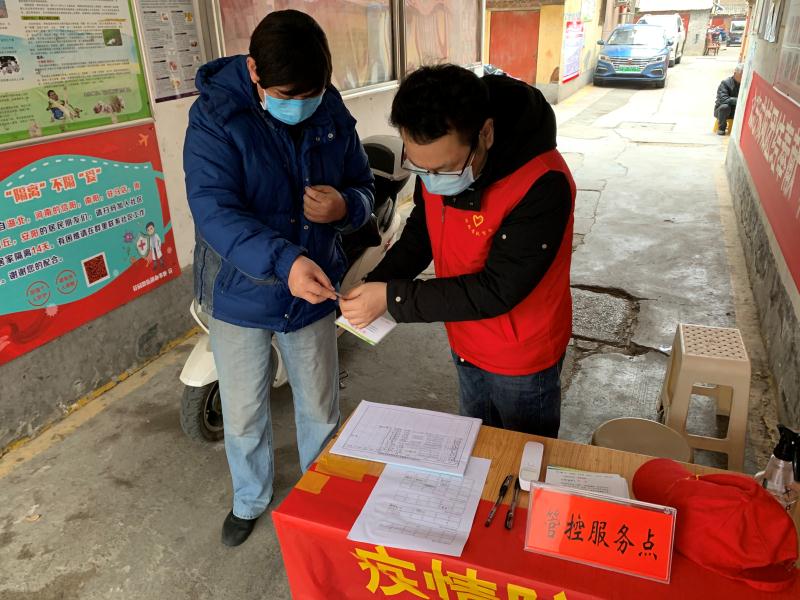 刘志同志在社区一线开展疫情防控志愿服务