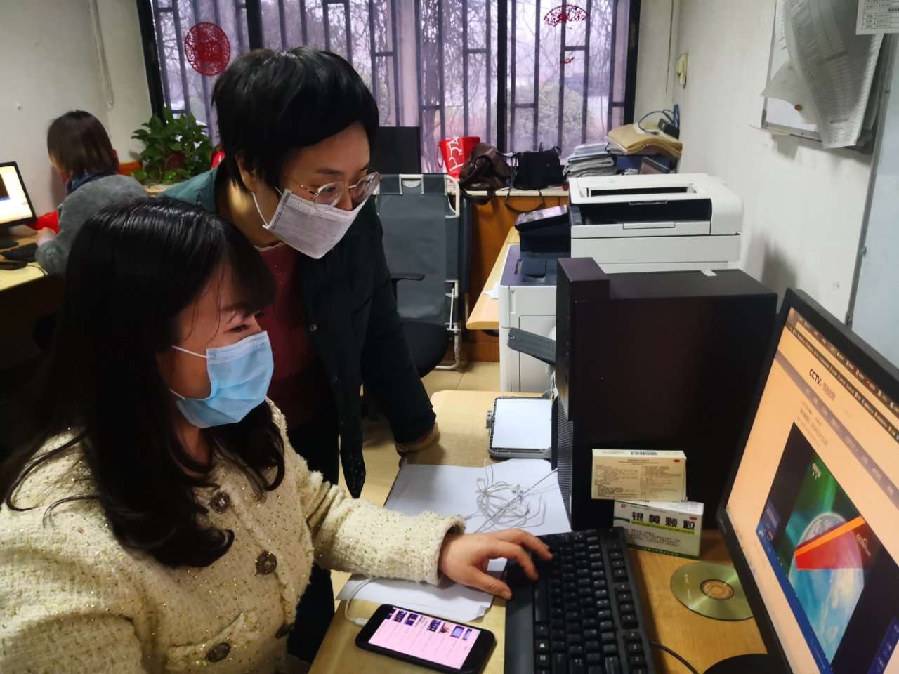 2摆向光春节期间在《河南新闻联播》值班室与同事商量稿件