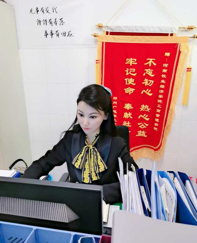 周倩在统计并审核全院3250名学生健康信息