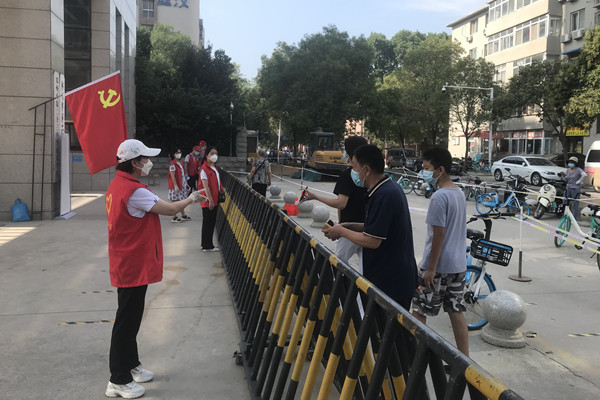 成立党员突击队让党旗在一线高高飘扬