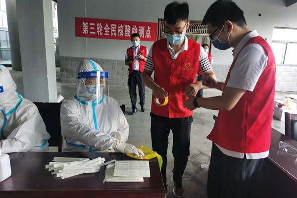 省教育厅机关志愿者积极参与社区核酸检测工作