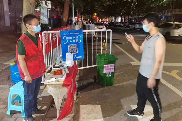高云英同志在王砦小区东区B点防疫卡口连续值班2