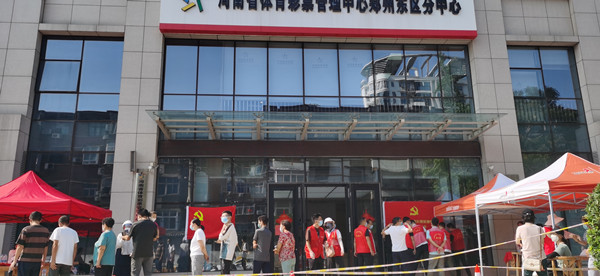 城东路社区在郑东分中心门口设立核酸检测点，分中心志愿者团队协助核酸检测