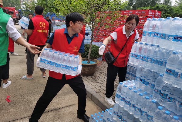 驻河南省教育厅纪检组党支部协助红十字会搬运救灾物资_副本