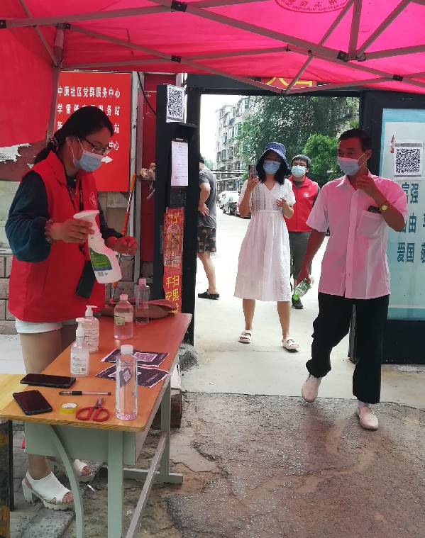 河南省轻工业学校李哲老师帮助维持秩序_副本