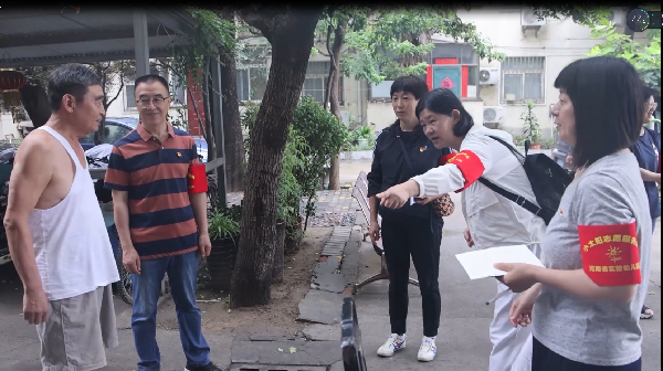 河南省实验幼儿园组织教师志愿者深入社区，摸排居民受灾情况_副本