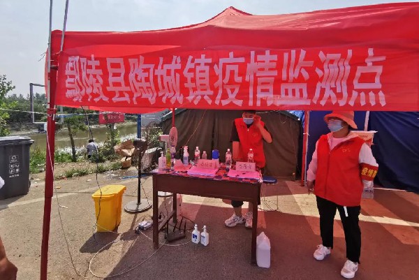 河南师范大学李浩龙在疫情防控监测点志愿服务_副本