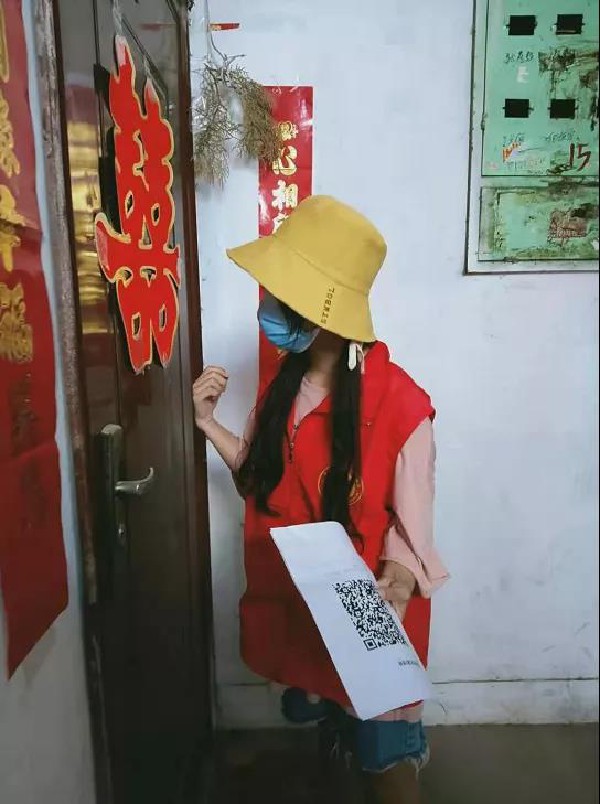 郑州商学院陈赛上门进行疫情防控排查_副本