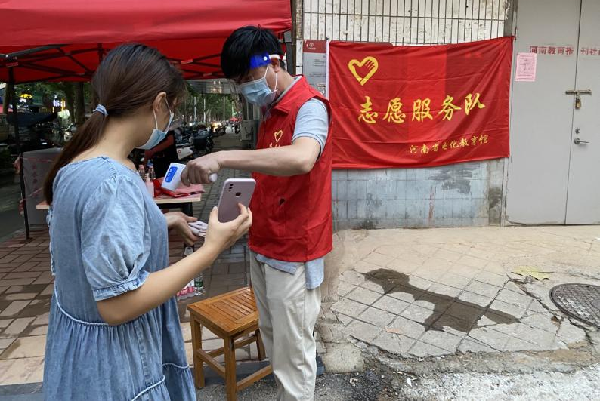 河南省电化教育馆组成一支20余人的党员志愿者服务队，承包社区疫情防控出入卡点_副本