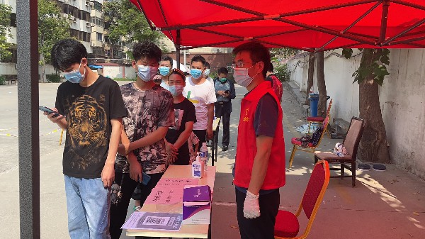 省教育技术装备管理中心组织人员积极参与金水区未来路街道办事处社区抗疫工作_副本