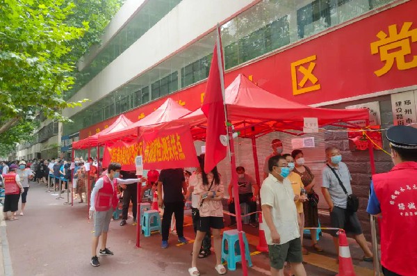 河南工程学院党员志愿者服务队维持等候区次序_副本