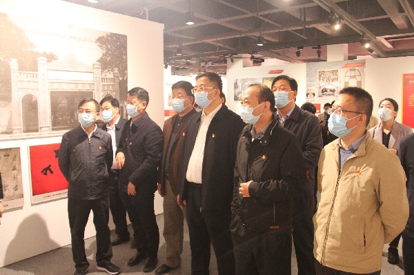 省商务厅组织参观“旗帜飘扬——党旗国旗军旗诞生珍贵史料展”1