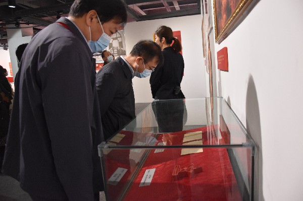 省商务厅组织参观“旗帜飘扬——党旗国旗军旗诞生珍贵史料展”2