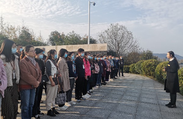 4-听取渠首大坝讲解