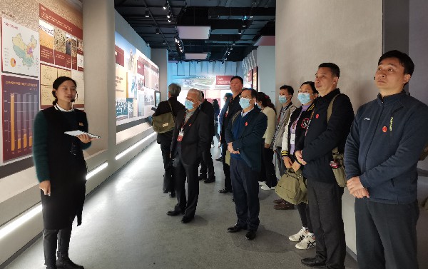11-参观“功在当代、利在千秋”主题展览