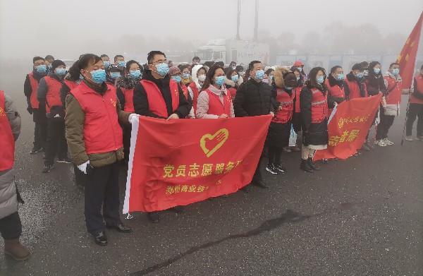 市人社局執(zhí)勤人員在機(jī)場高速鄭州南站集結(jié)，準(zhǔn)備接受崗前培訓(xùn)。