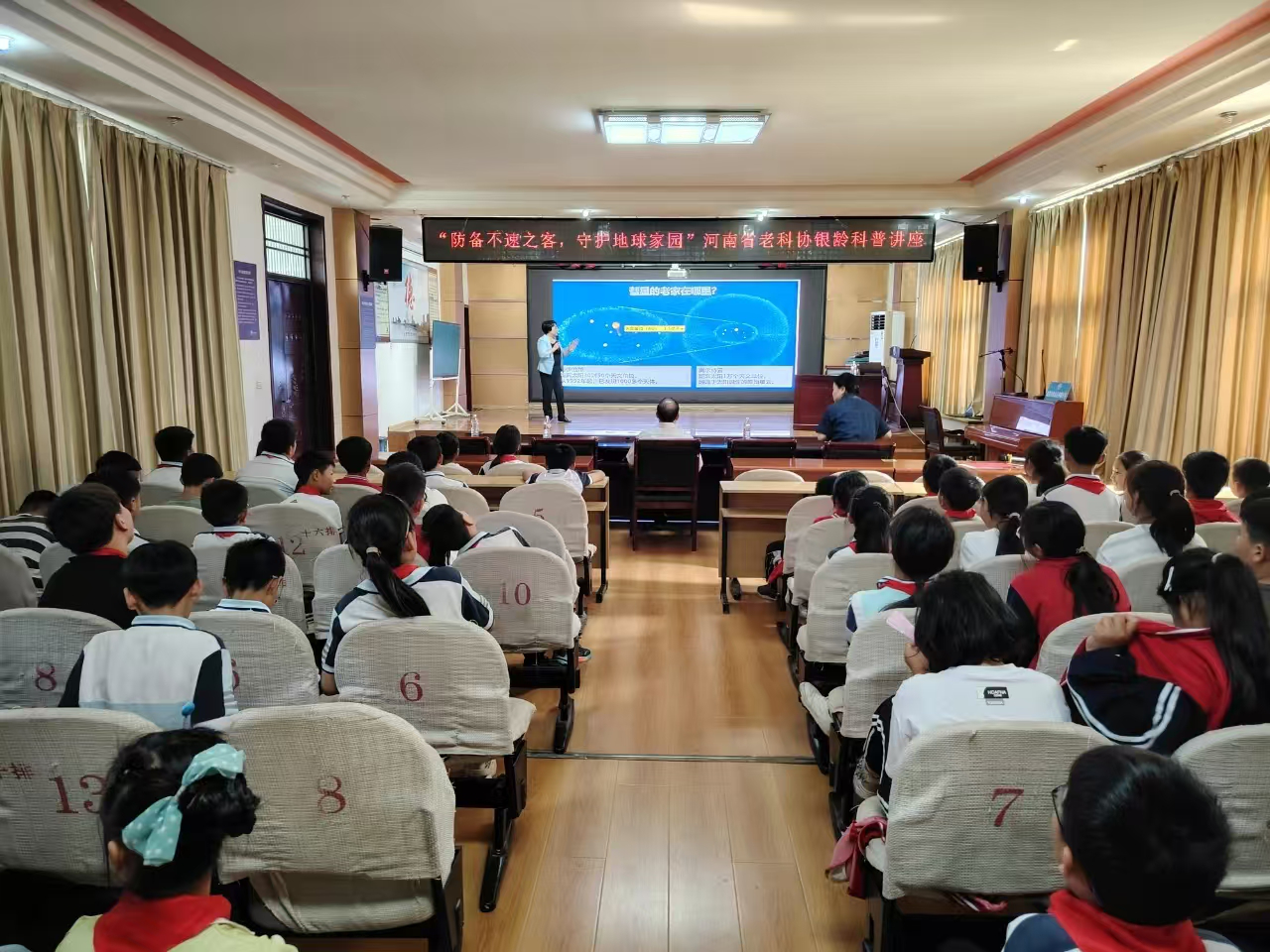 航天科普點(diǎn)亮少年夢想——河南省老科協(xié)銀齡科普行動走進(jìn)鶴壁、濮陽、南陽