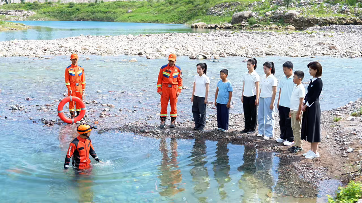 在趣味体验中播撒平安火种<br>——2026年河南省中小学生“开学安全第一课”收获热烈反响 在趣味体验中播撒平安火种<br>——2026年河南省中小学生“开学安全第一课”收获热烈反响