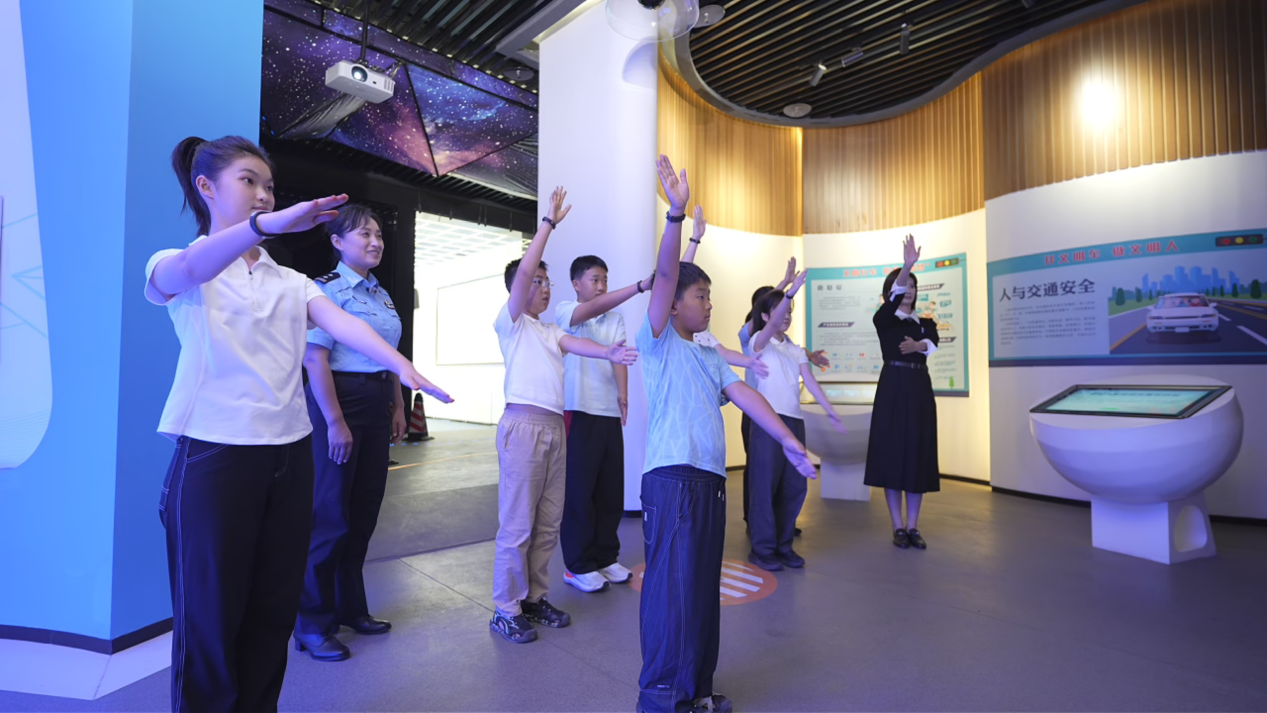 在趣味体验中播撒平安火种<br>——2026年河南省中小学生“开学安全第一课”收获热烈反响 在趣味体验中播撒平安火种<br>——2026年河南省中小学生“开学安全第一课”收获热烈反响
