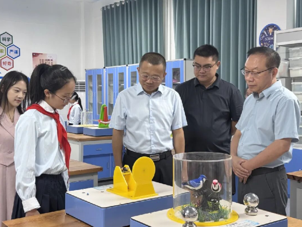 漯河市召陵区举办2026年全国科普月主场活动启动仪式暨召陵中学科技馆揭牌仪式
