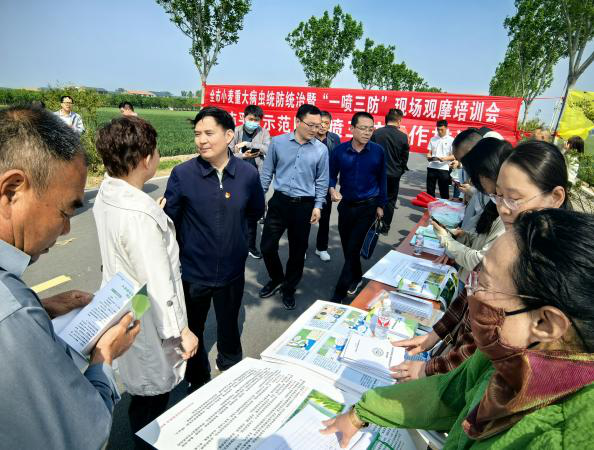 河南省植物病理學會組織專家開展小麥“一噴三防”科普宣傳活動