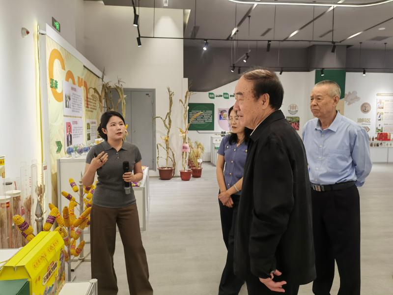 2141966157452805 徐济超一行走进中原农谷科技创新展示中心修改3.jpg