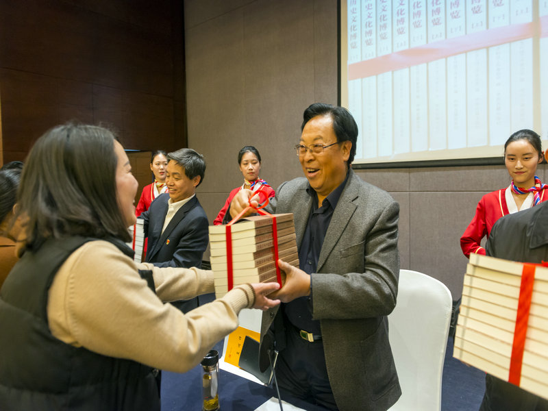 100_6090赠书2 徐光春 邓国晖 摄.jpg
